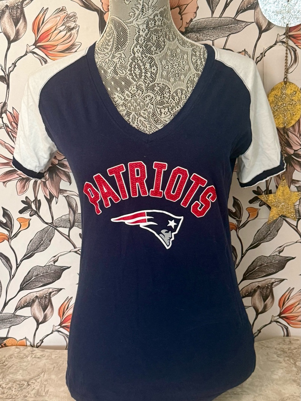 New England Patriots NFL Team Apparel Women’s Navy Blue V-Neck T-Shirt Size M